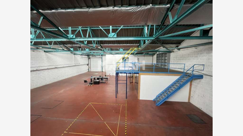 Local d'activités 994m² à louer à Villeurbanne