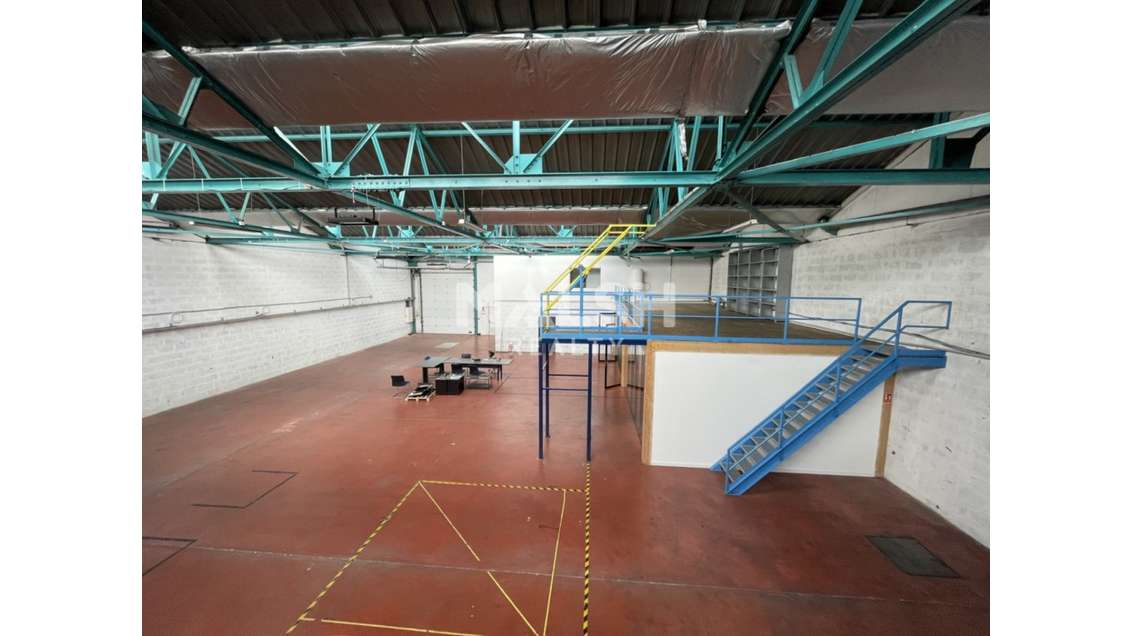 Local d'activités 994m² à louer à Villeurbanne
