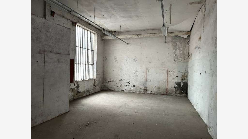 Location pure local de stockage 120m² Villeurbanne