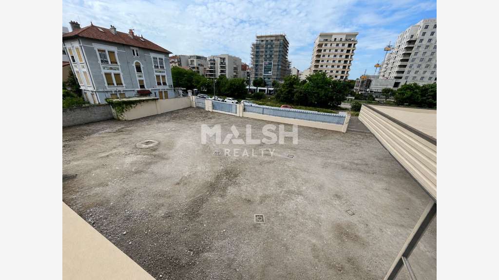 Bâtiment d'activités réhabilité à Villeurbanne