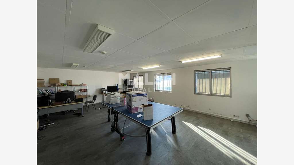 Local d'activités 255m² à louer à Villeurbanne