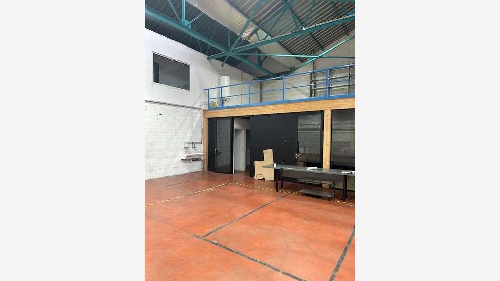 A louer entrepôt de 994m² en zi à Villeurbanne