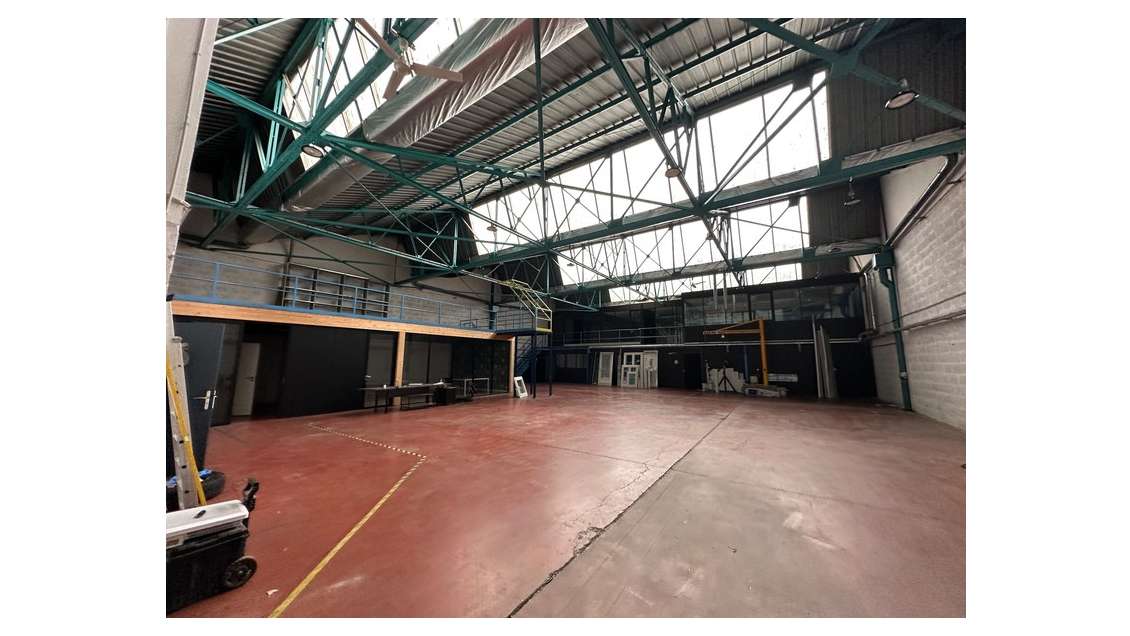 Local d'activité 994m² à louer à Villeurbanne
