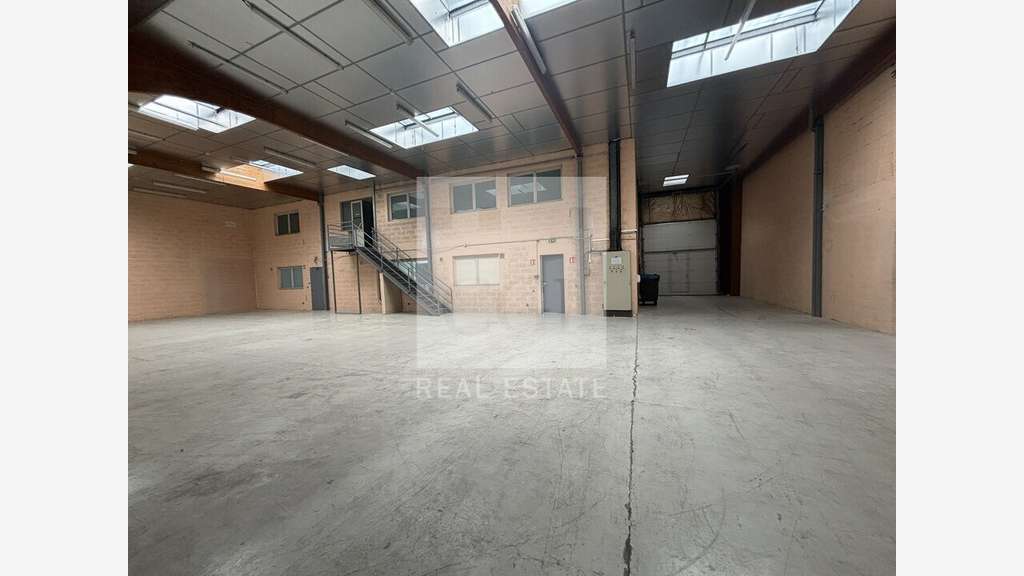 Locaux de 275 à 636m² à louer à Villeurbanne