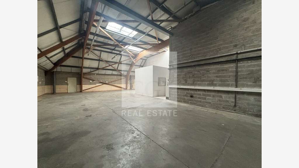 Locaux de 275 à 636m² à louer à Villeurbanne