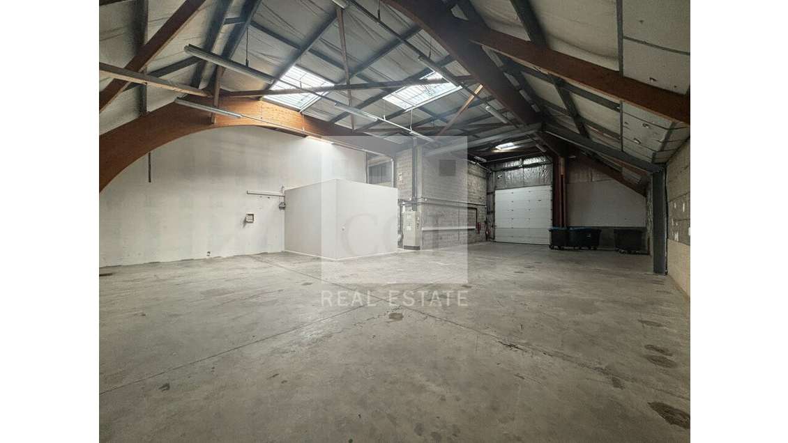 Locaux ce 275 à 636m² à louer à Villeurbanne