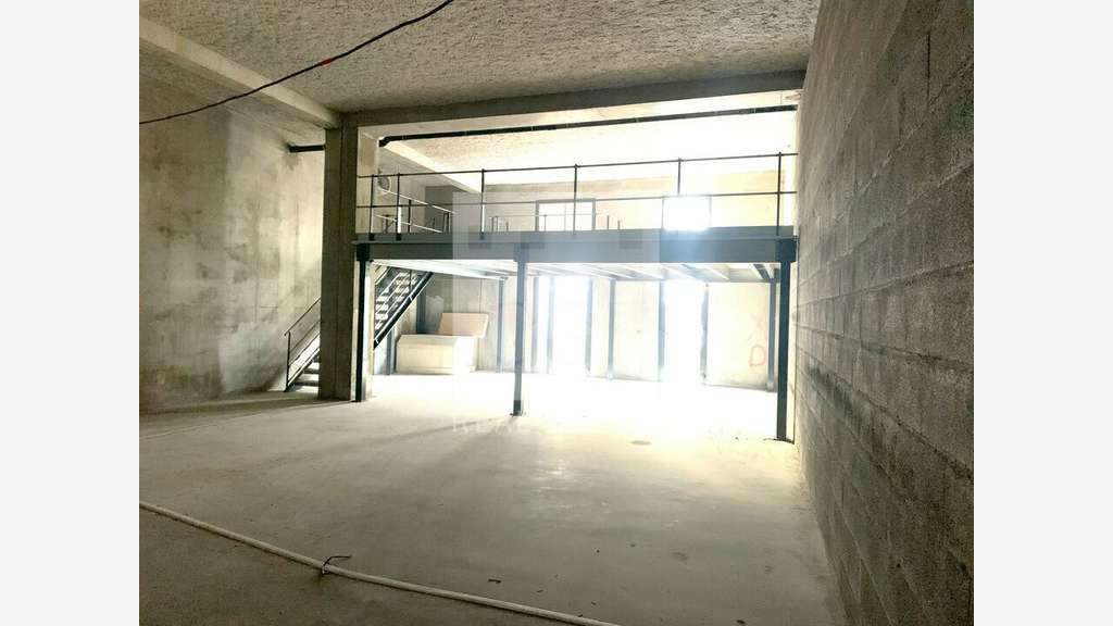 Local d'activités 201m² à louer à Villeurbanne