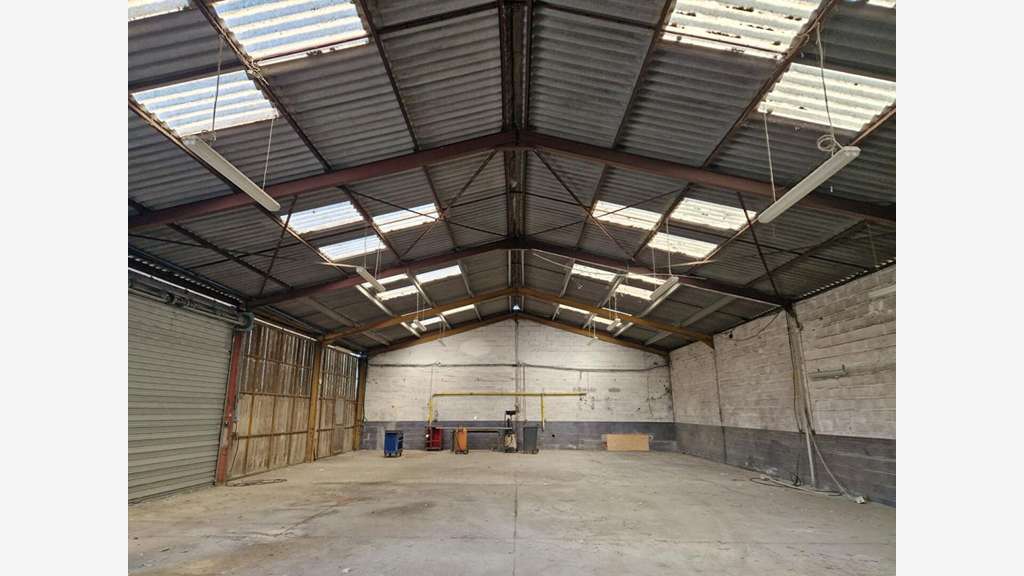 Loue entrepôt local professionnel 405m² à Virsac