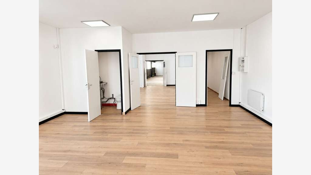 Location cellule d'activité de 215m² en ZA à Vitré