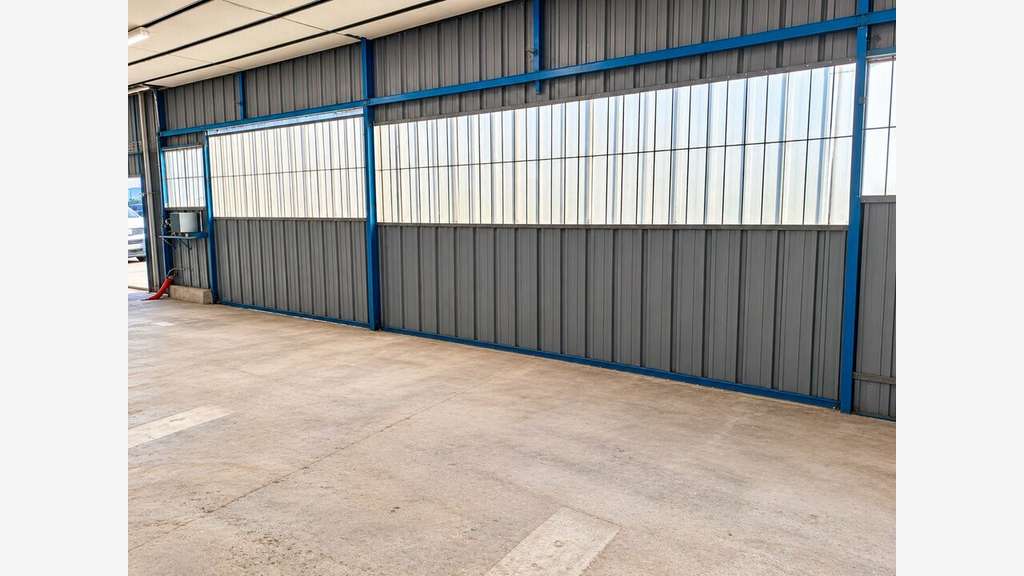 Location cellule d'activité de 215m² en ZA à Vitré