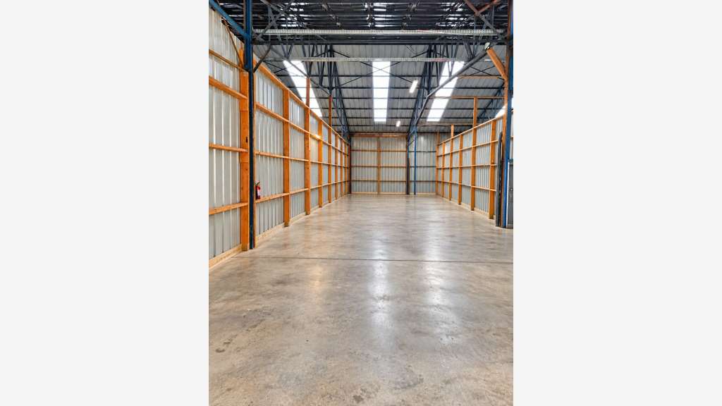 LOCATION  CELLULE DE STOCKAGE  280 M²  VITRÉ