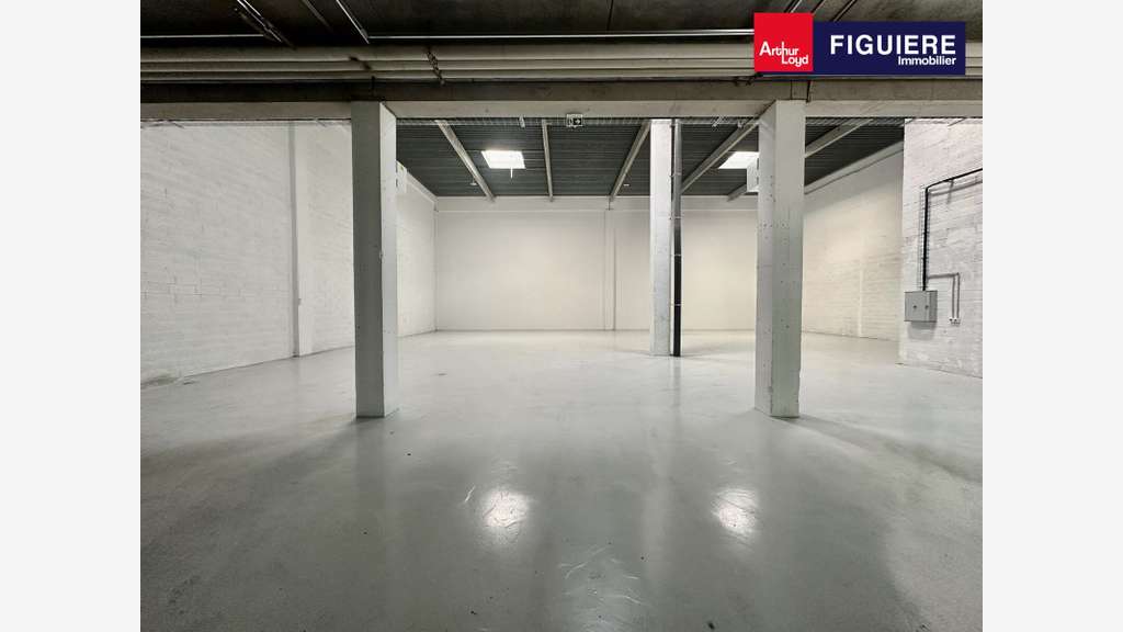 Locaux et bureaux 1717m² à louer à Vitrolles
