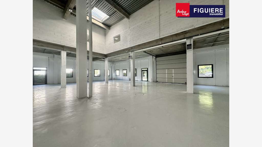 Locaux et bureaux 1717m² à louer à Vitrolles