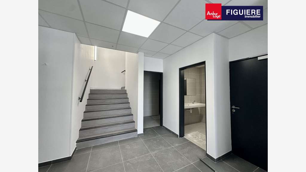 Locaux et bureaux 1717m² à louer à Vitrolles