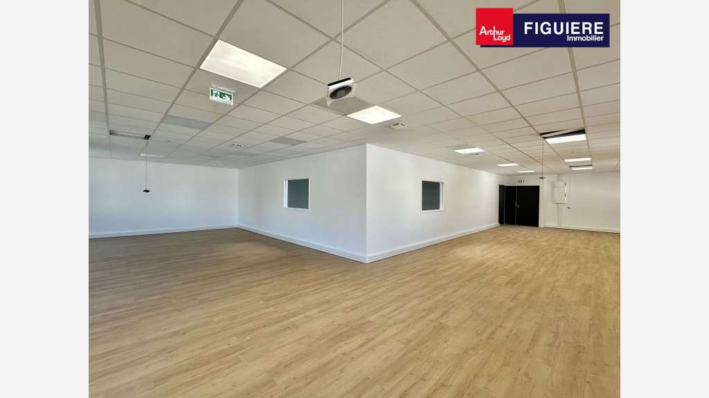 Locaux et bureaux 1717m² à louer à Vitrolles