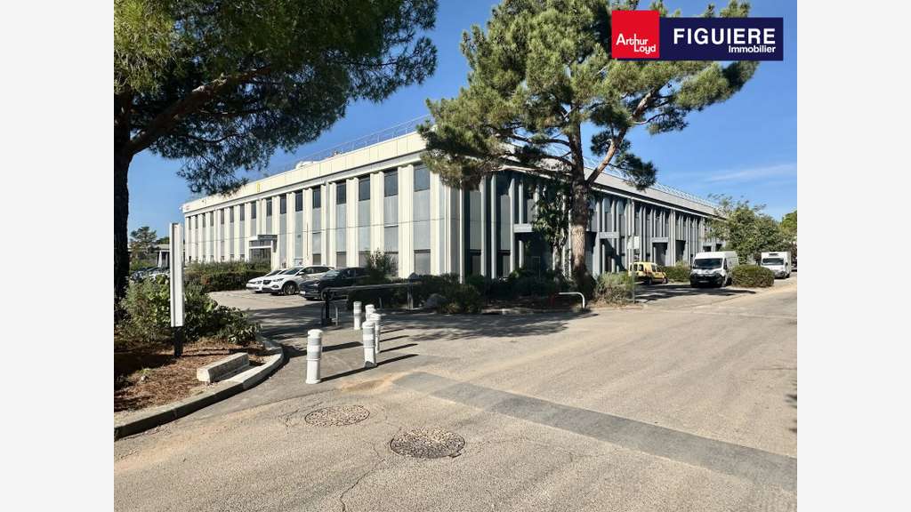 Locaux et bureaux 1717m² à louer à Vitrolles