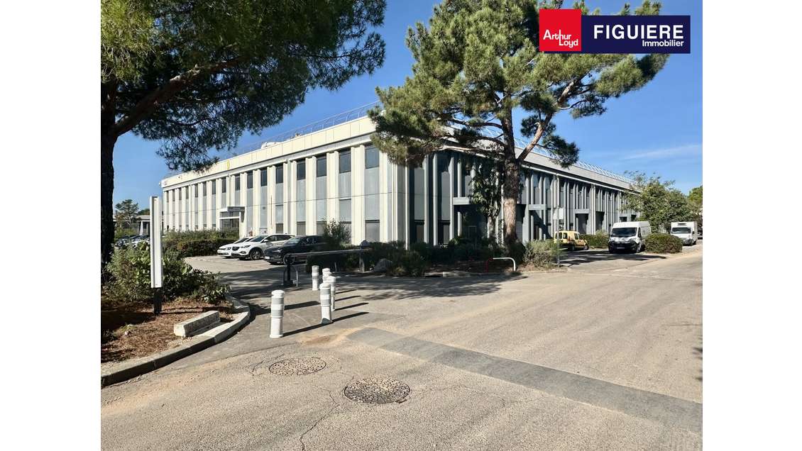 Locaux et bureaux 1717m² à louer à Vitrolles