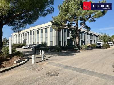 Locaux et bureaux 1717m² à louer à Vitrolles