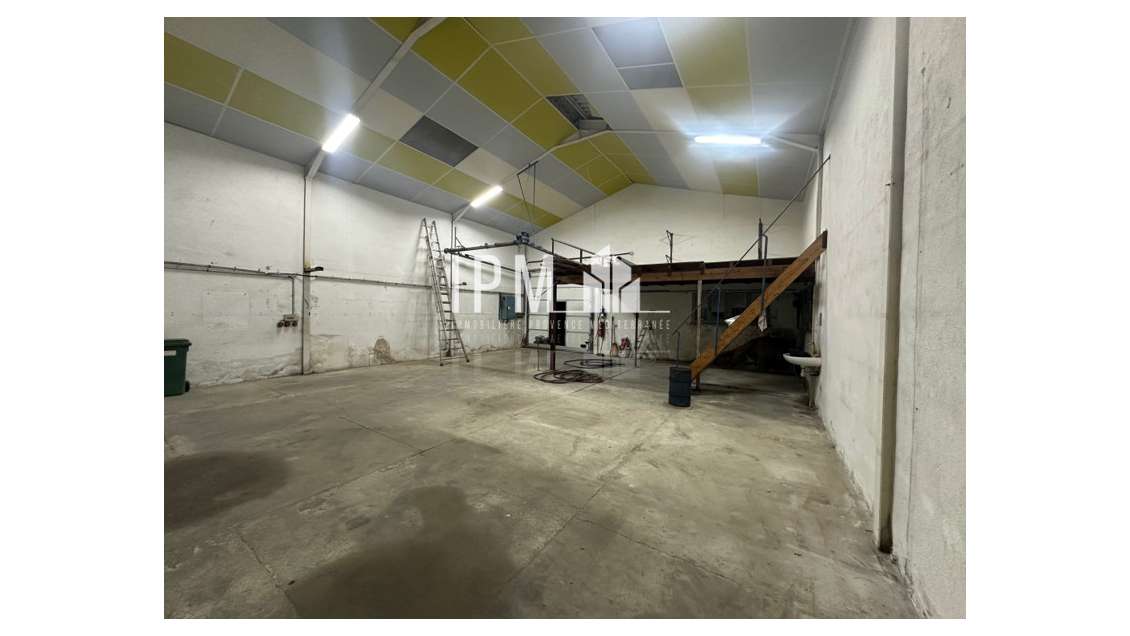 Local d'activité 140m² avec terrain à Vitrolles