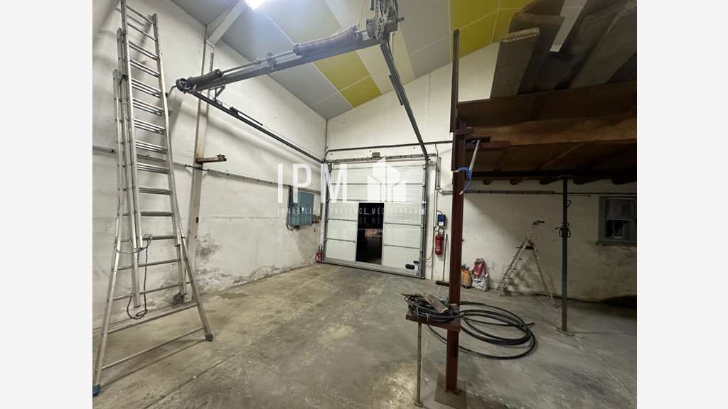 Local d'activité 140m² avec terrain à Vitrolles