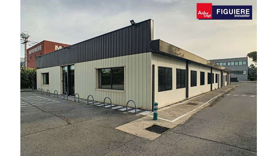 Local de 100 m2 en bordure de D9 sur la ZI DES EST