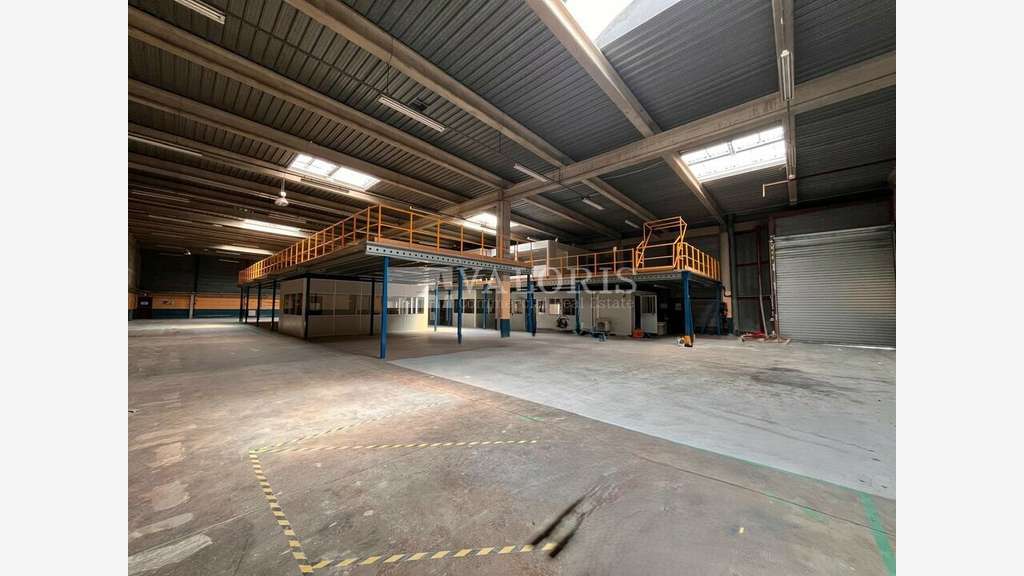 Locaux à partir de 817m² à louer ZI de Vitrolles