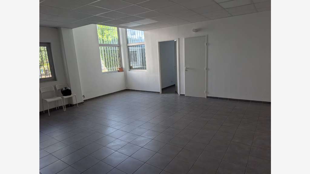 A louer local d'activité de 490m² en ZI Vitrolles