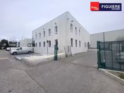 Rare local avec quai a louer sur la ZI de l'ANJOLY