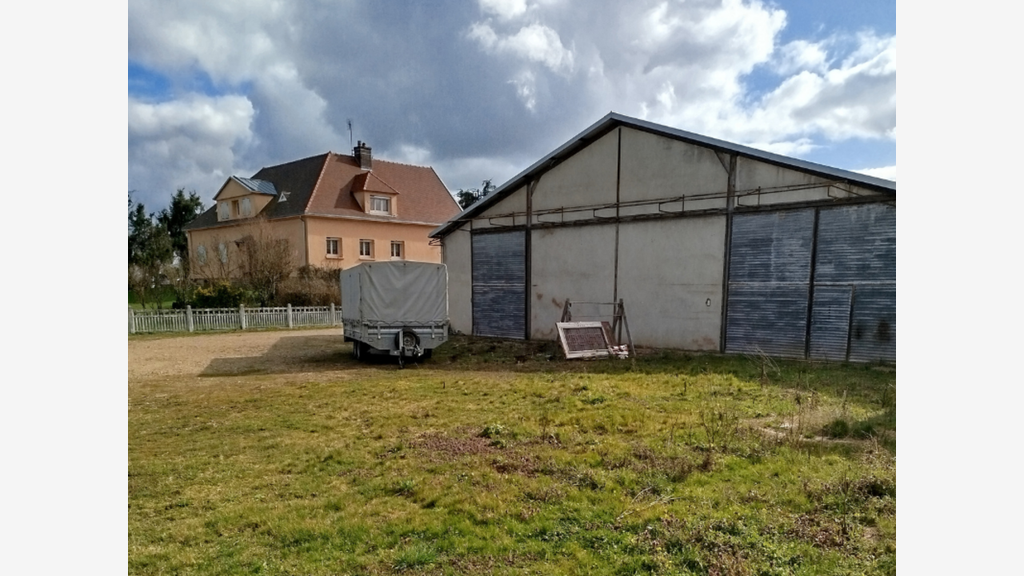 A louer local activité 1850m² Vitry-en-Charollais