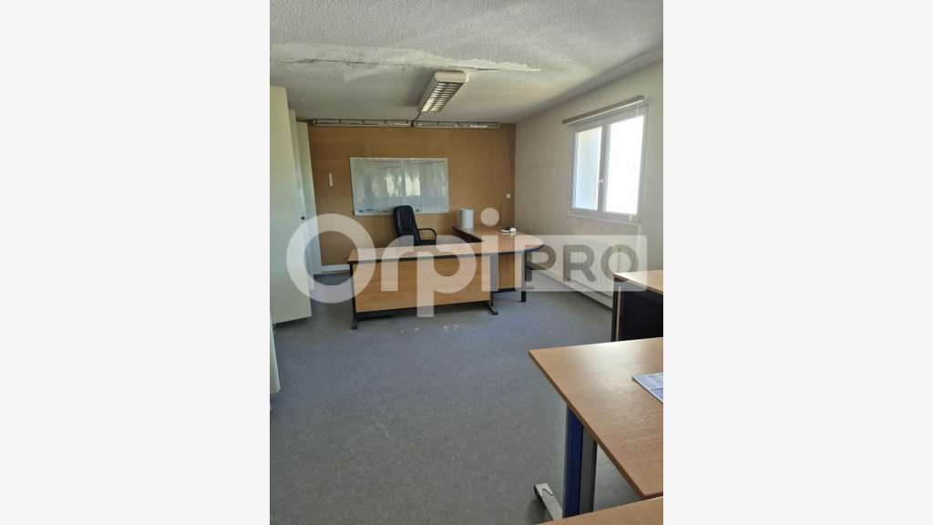 Loue entrepôt bureaux 1276m² à Vitry-le-François