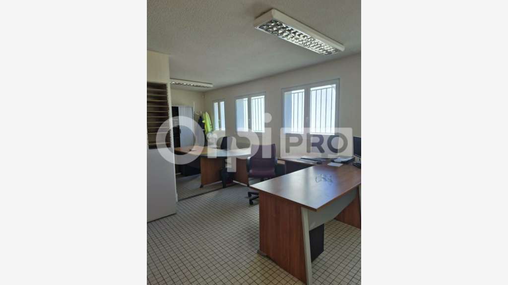 Loue entrepôt bureaux 1276m² à Vitry-le-François