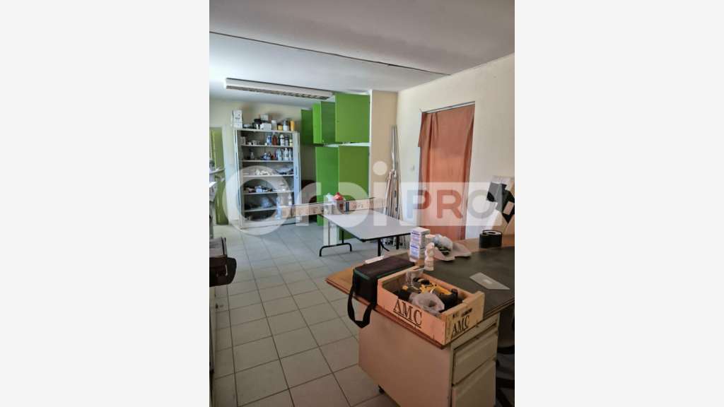 Loue entrepôt bureaux 1276m² à Vitry-le-François