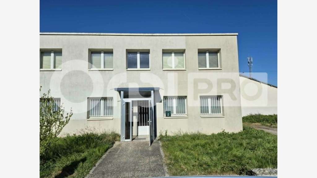 Loue entrepôt bureaux 1276m² à Vitry-le-François
