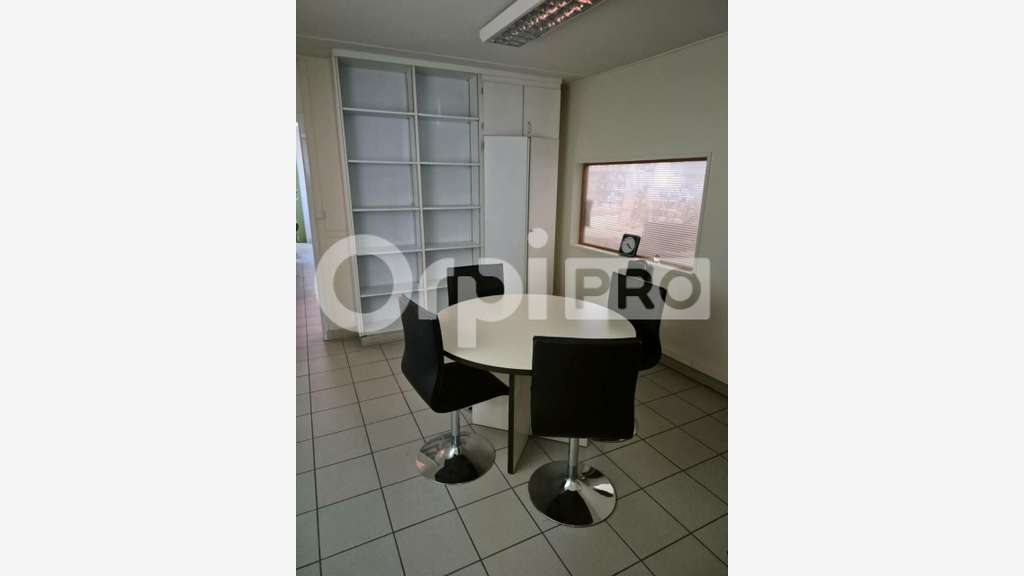 Loue entrepôt bureaux 1276m² à Vitry-le-François