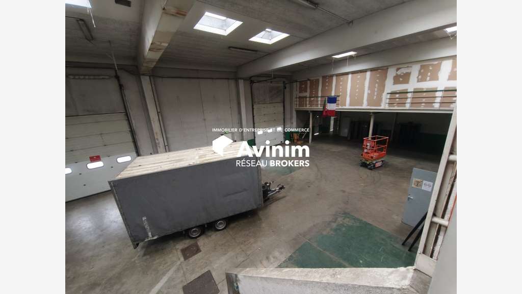A loue local d'activité 1200m² à Vitry-sur-Seine