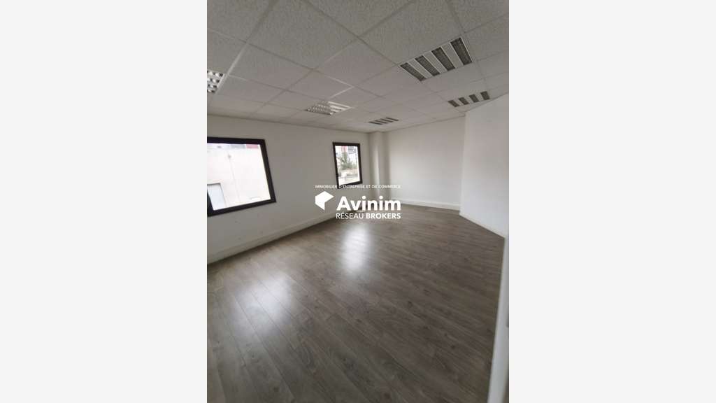A loue local d'activité 1200m² à Vitry-sur-Seine