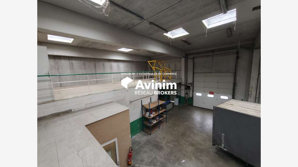 A loue local d'activité 1200m² à Vitry-sur-Seine