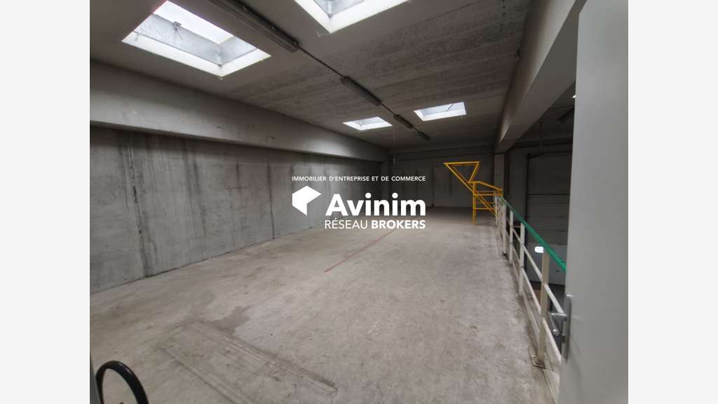 A loue local d'activité 1200m² à Vitry-sur-Seine