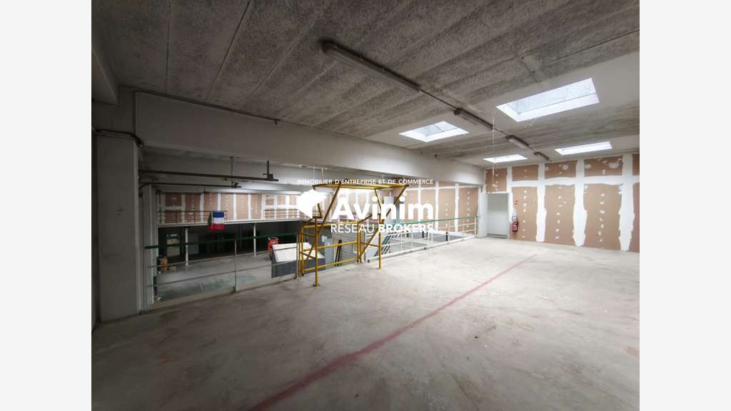 A loue local d'activité 1200m² à Vitry-sur-Seine