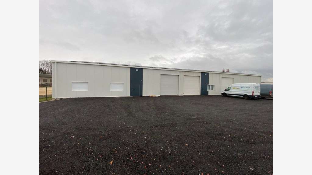 Cellule d'activité 235m² su 2000m² à louer à Voves