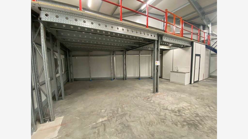 Cellule d'activité 235m² su 2000m² à louer à Voves