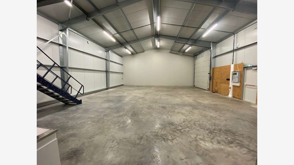 Cellule d'activité 235m² su 2000m² à louer à Voves