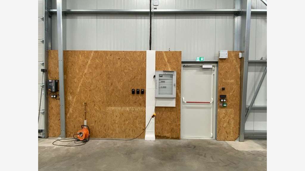 Cellule d'activité 235m² su 2000m² à louer à Voves