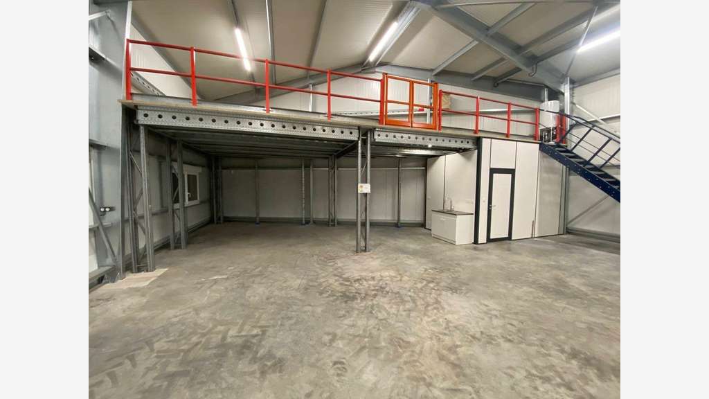 Cellule d'activité 235m² su 2000m² à louer à Voves
