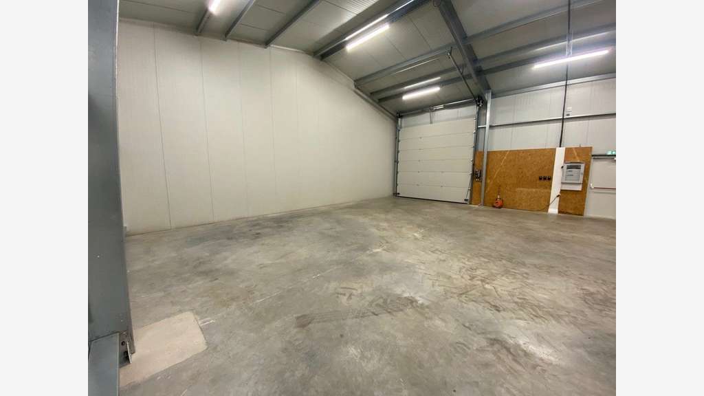 Cellule d'activité 235m² su 2000m² à louer à Voves