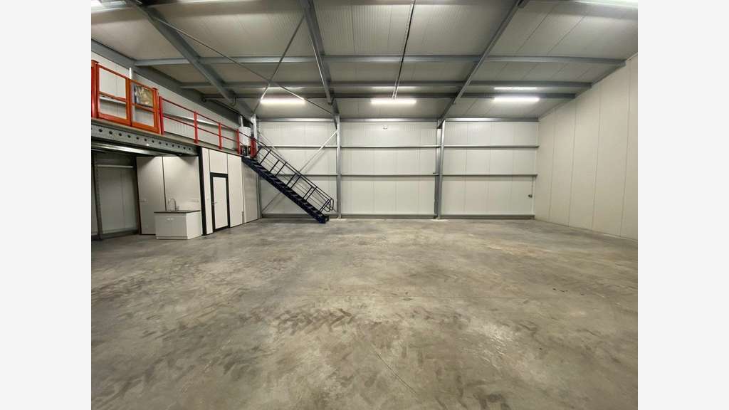 Cellule d'activité 235m² su 2000m² à louer à Voves