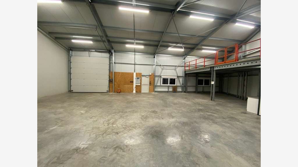 Cellule d'activité 235m² su 2000m² à louer à Voves