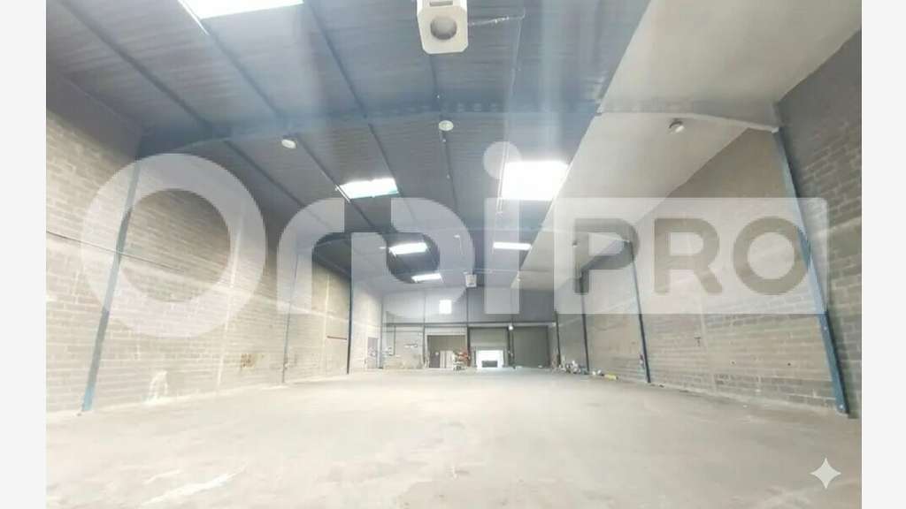 Entrepôt 1351m² à louer à Wissous