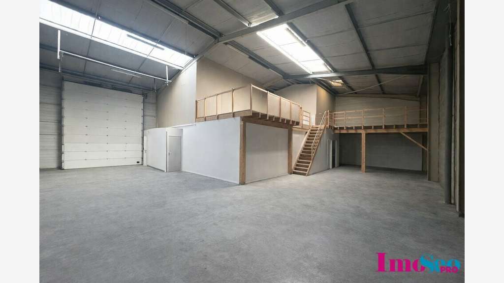Entrepôt 330m² à louer ZA du Grand Chemin à Yvrac