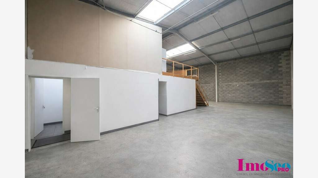 Entrepôt 330m² à louer ZA du Grand Chemin à Yvrac